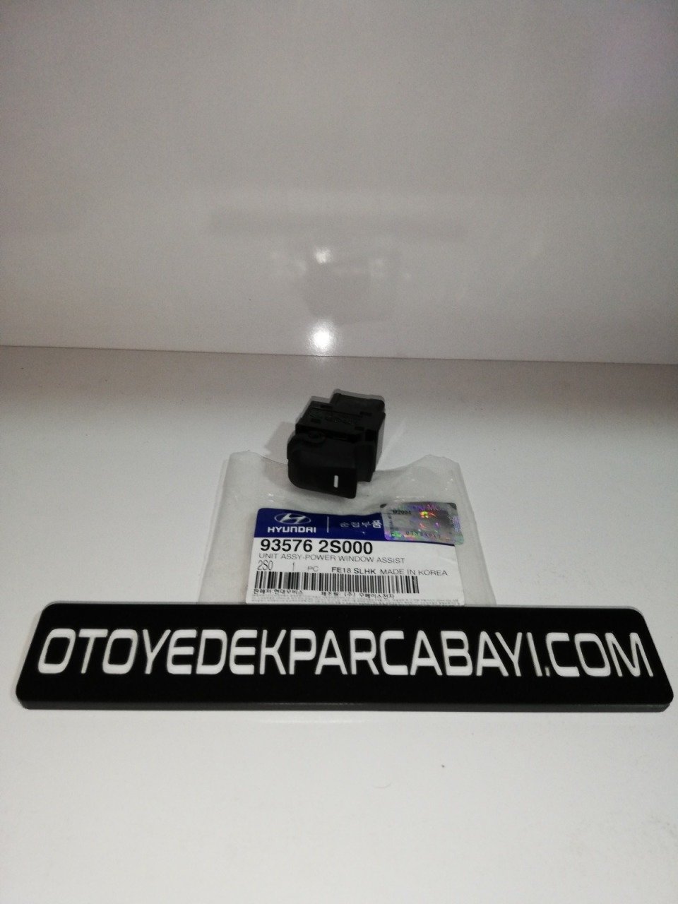 HYUNDAİ İX35 CAM AÇMA DÜĞMESİ ÖN SAĞ ORİJİNAL 93576-2S000