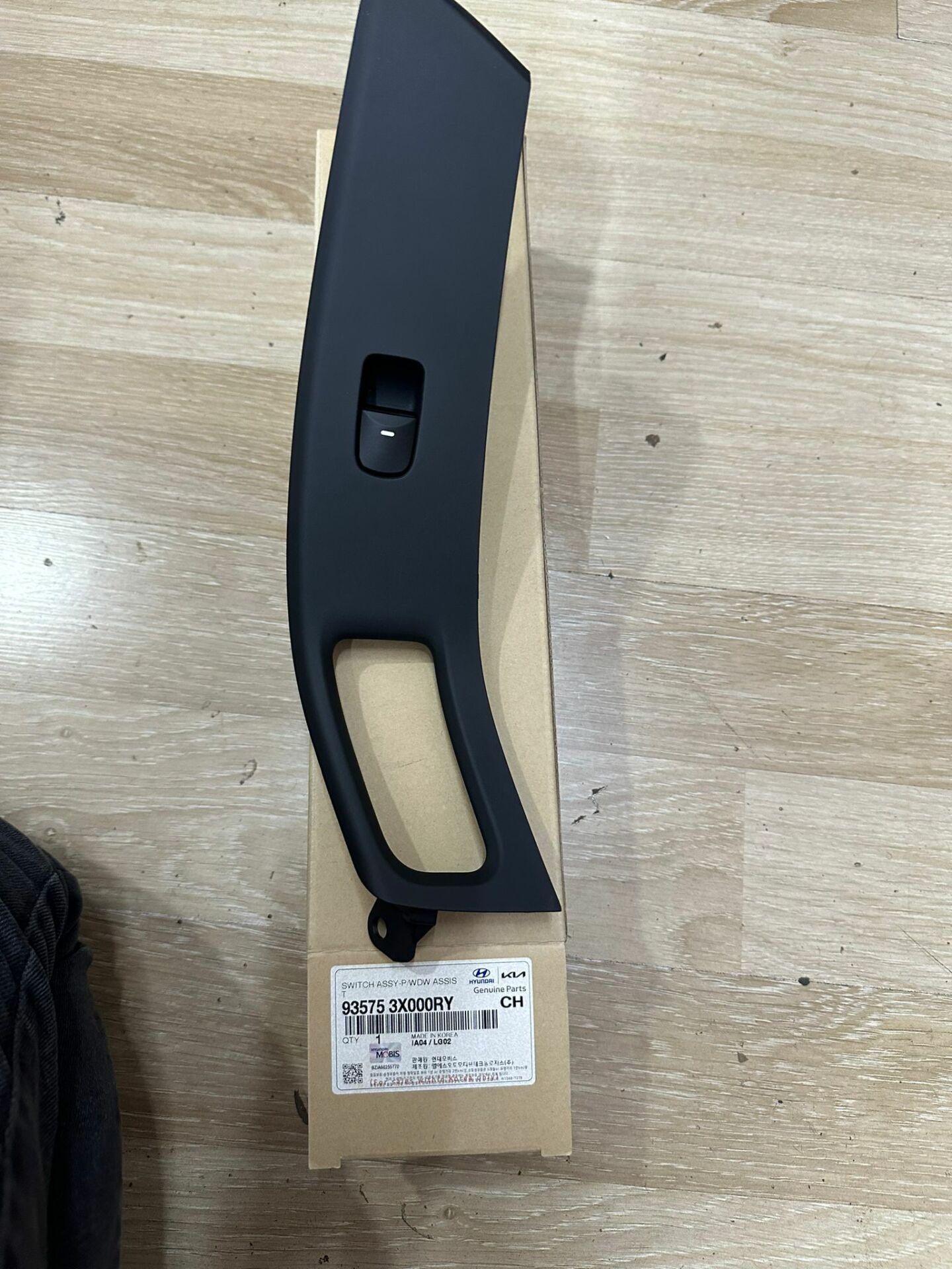 Hyundai Elantra Sağ Ön Cam Düğmesi Orjinal (93575-3X000RY)