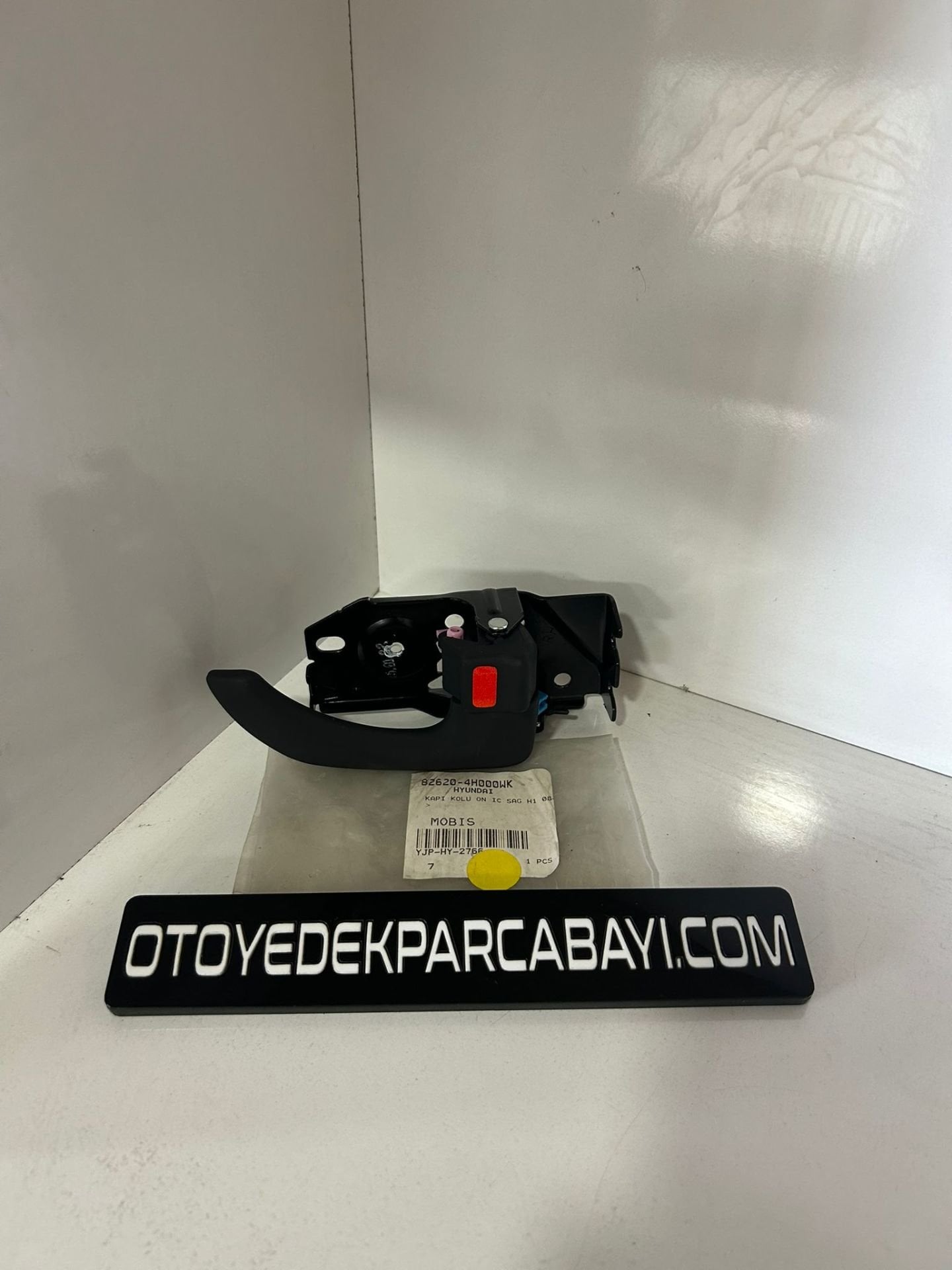 HYUNDAİ H1 ÖN SAĞ İÇ KAPI KOLU ORİJİNAL 82620-4H000