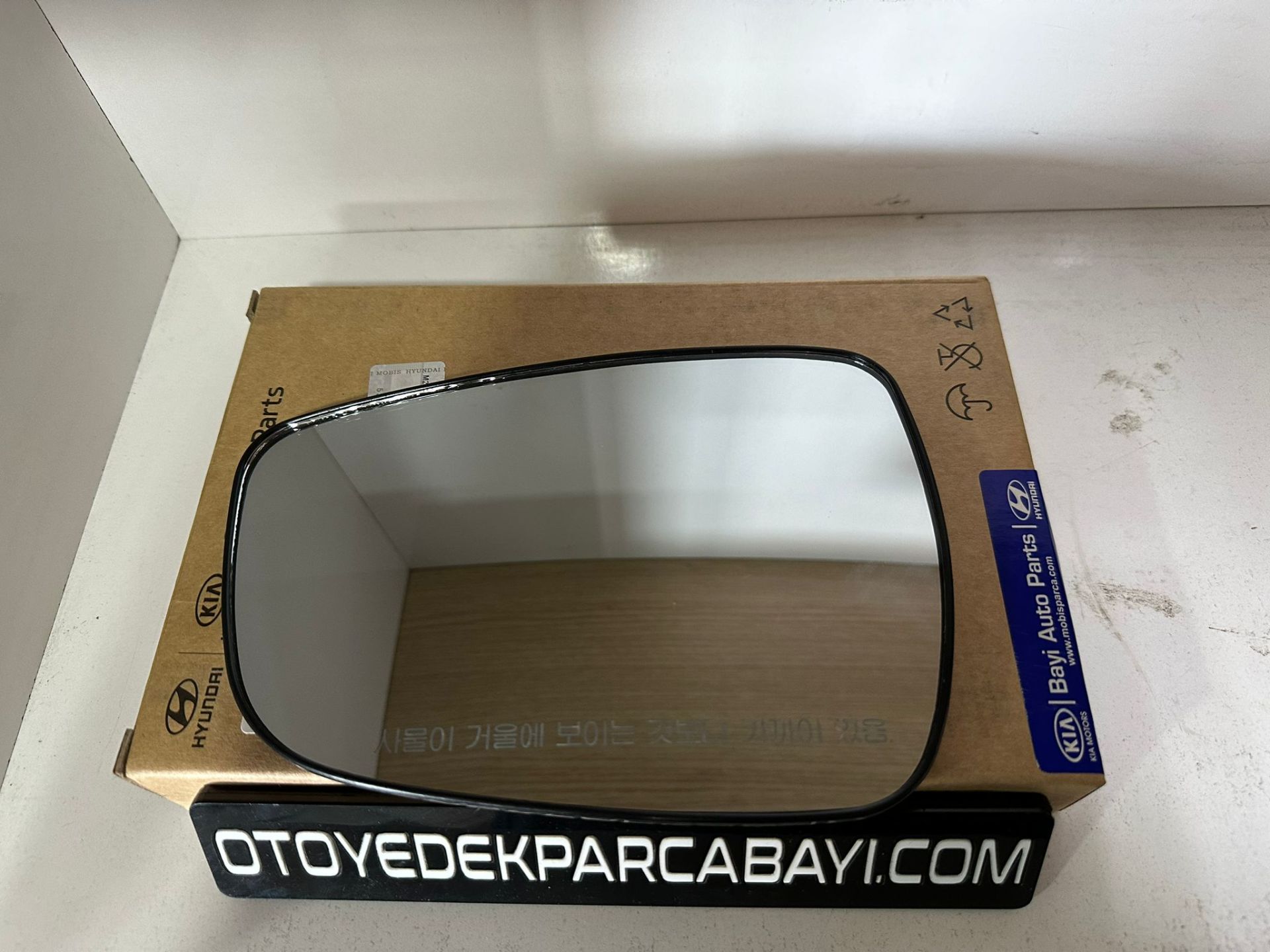 HYUNDAİ İ30 2012-2016 SAĞ AYNA CAMI ORJINAL (DIKKAT ÜZERİNDE YAZILAR VAR ÇIKMIYOR)