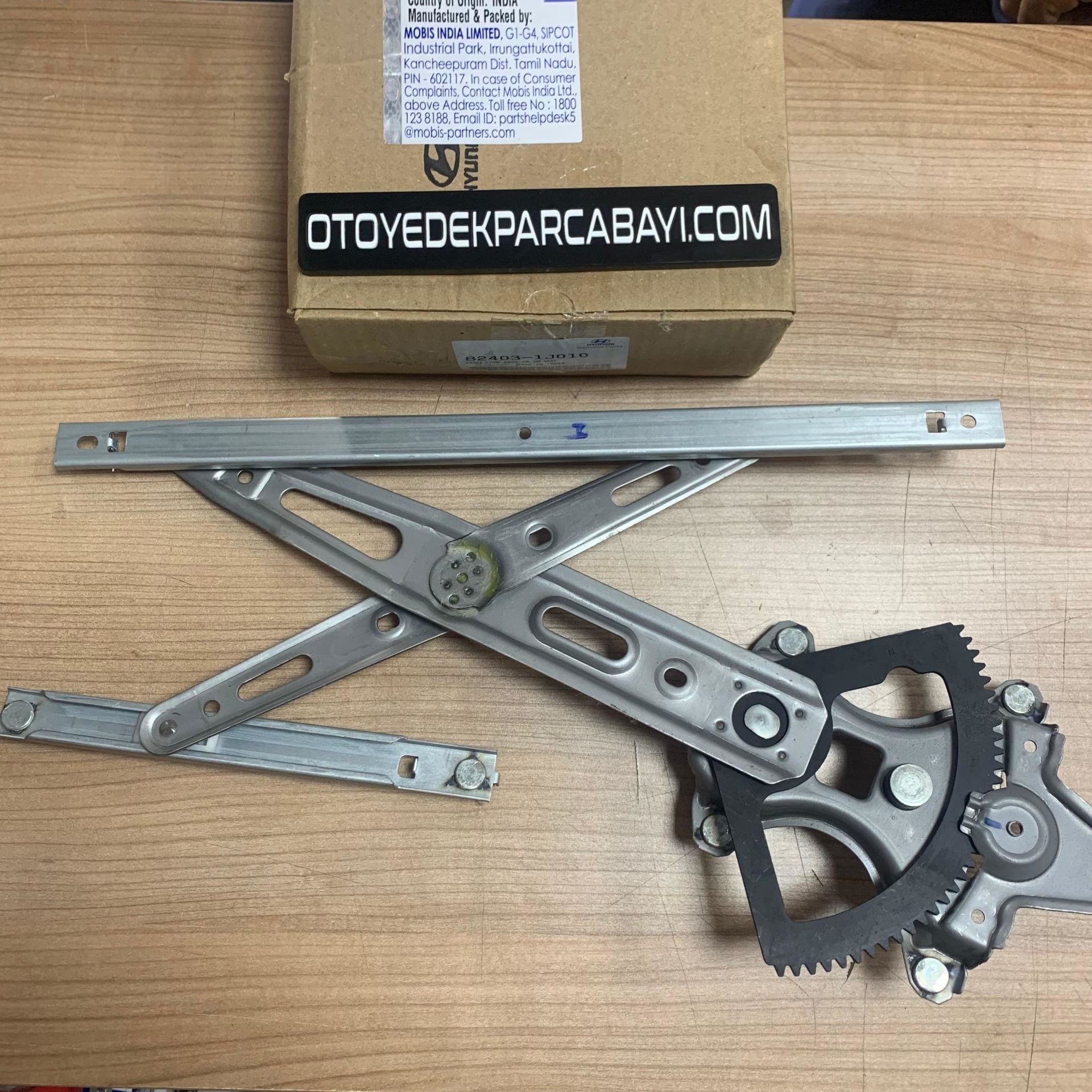 HYUNDAİ İ20 CAM KRİKOSU SOL ÖN ORİJİNAL 82403-1J010