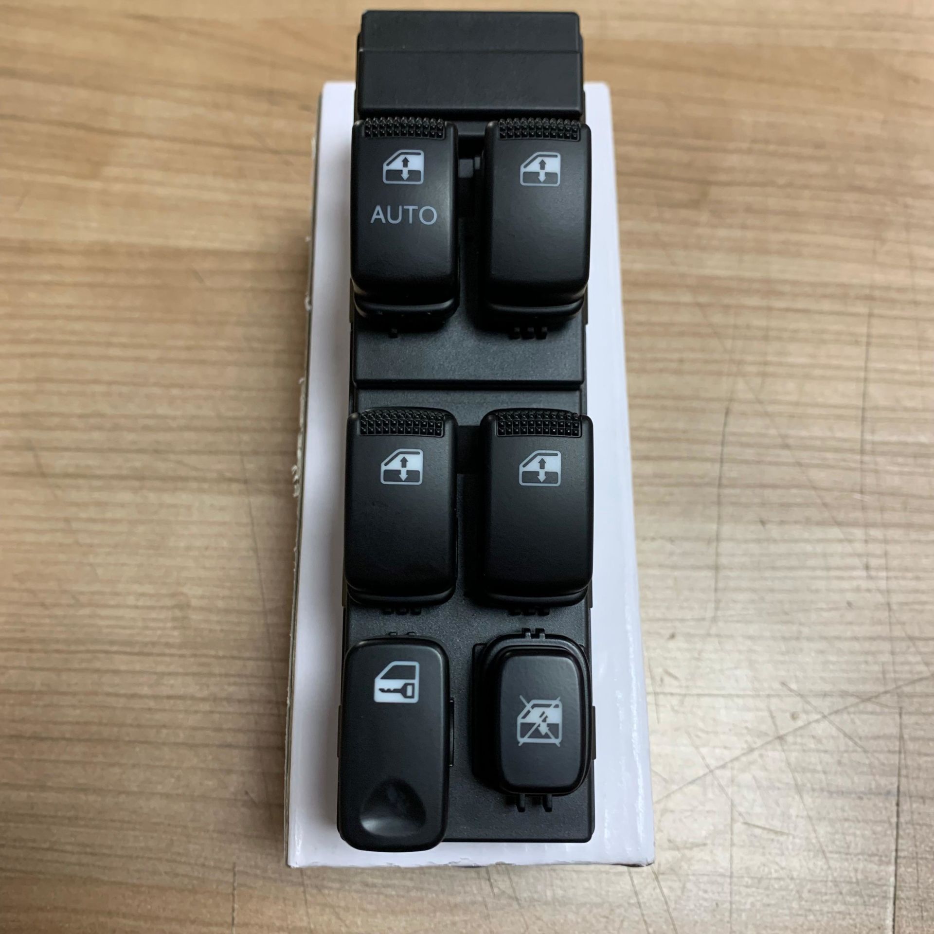 Kia Cerato Sol Ön Cam Açma Düğmesi Yan Sanayi 16 pin (93570-2F460D8)