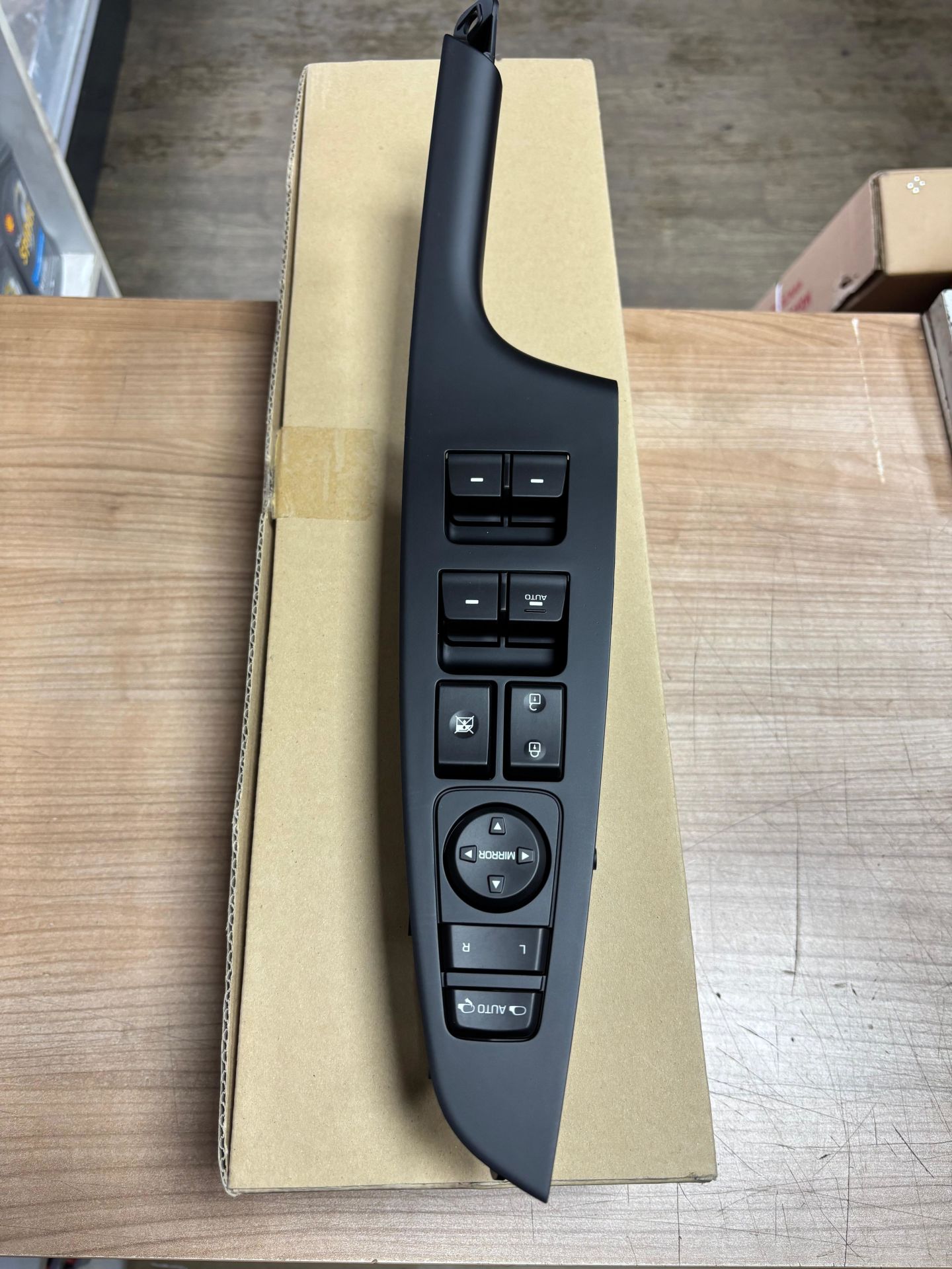 Hyundai Tucson Sol Cam Açma Düğmesi Orijinal (93570-D30414X)