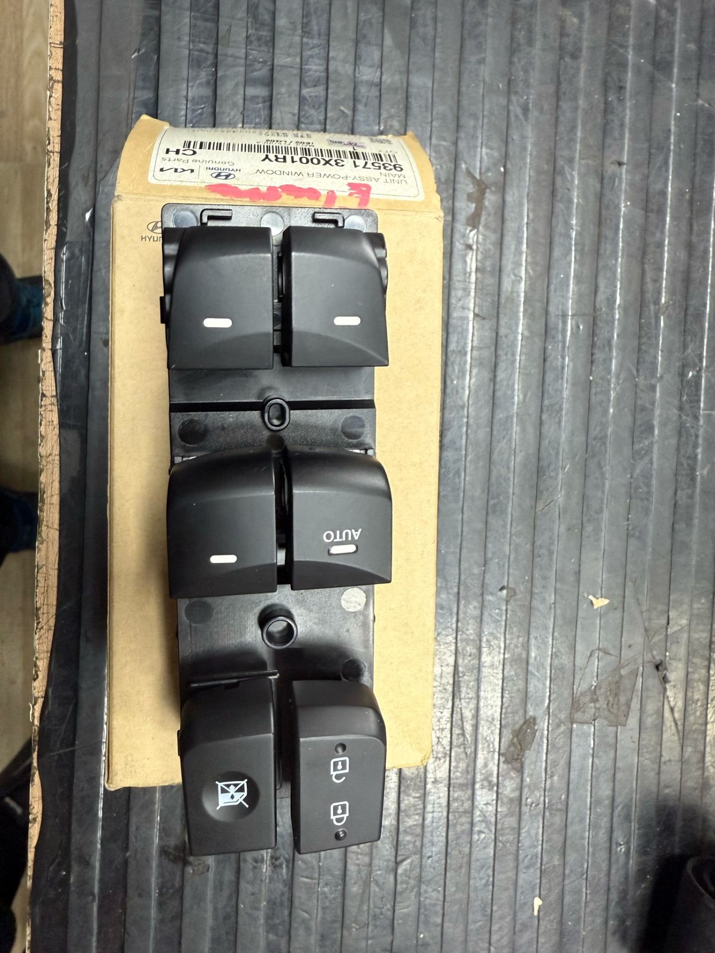 HYUNDAİ ELANTRA 2011-2015 ÖN SOL CAM DÜĞMESİ ORJINAL (93571-3X0001RY)