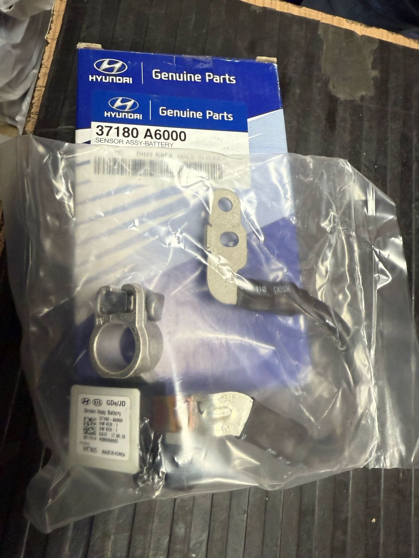 HYUNDAİ ELANTRA/İ30 AKÜ SENSÖRÜ (37180-A6000)