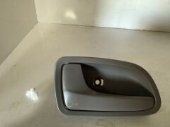 KİA RİO ÖN SOL İÇ KAPI KOLU  2004-2005  (82610-FD000)