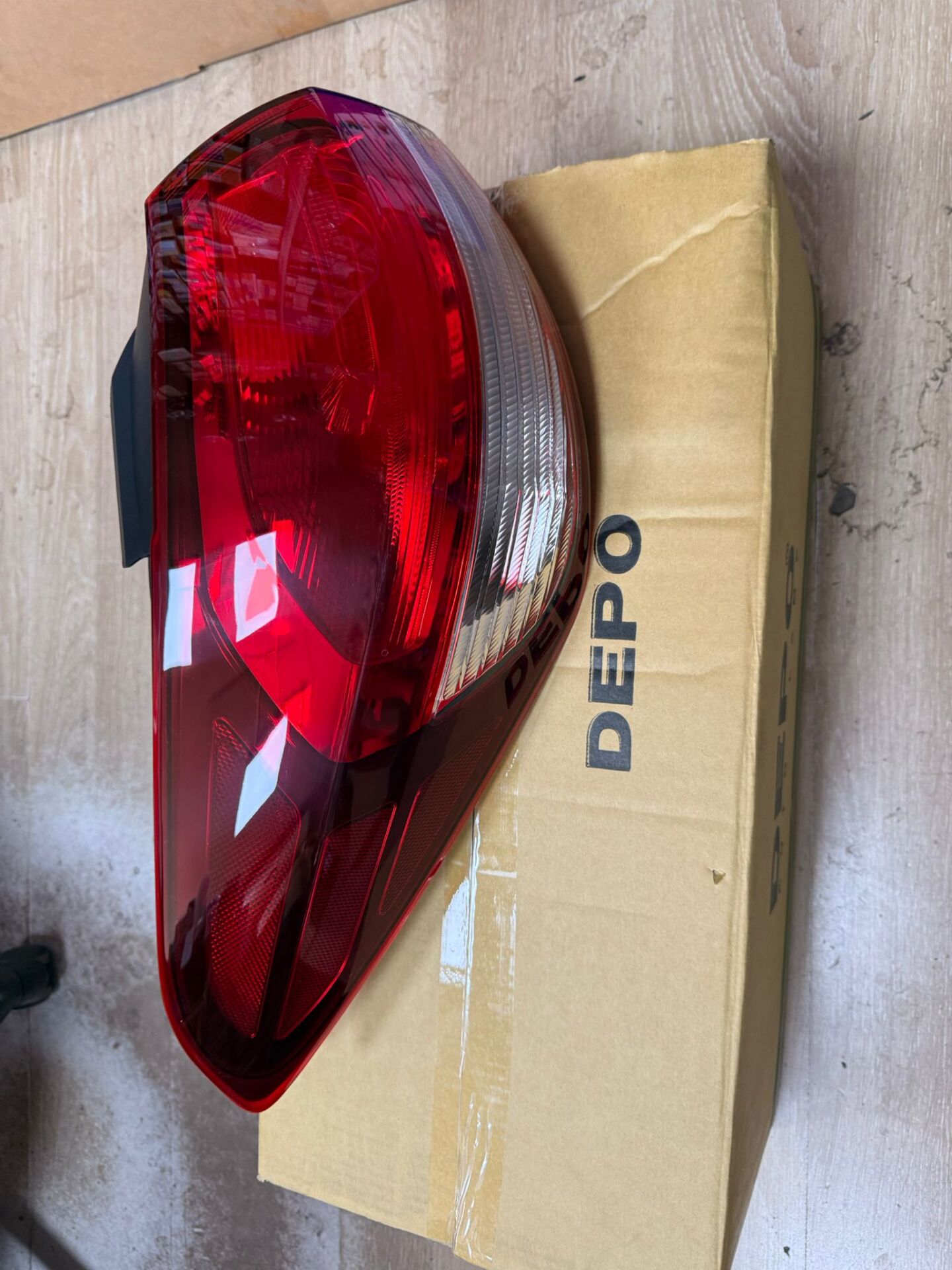 KİA CERATO 2016-2018 SOL ARKA STOP (92401-A7600) DEPO TAİWAN