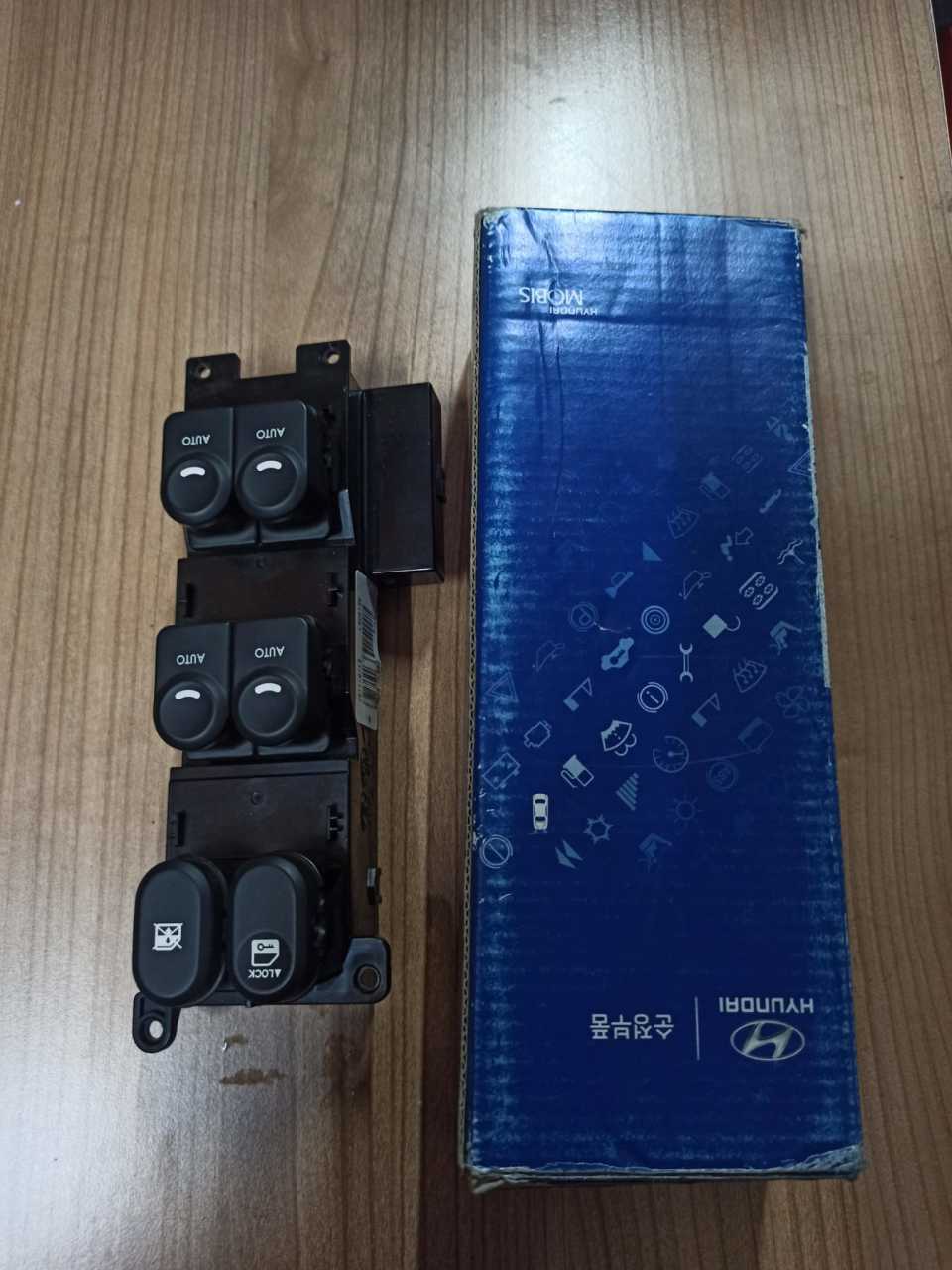 Hyundai İ30 Sol Cam Düğmesi Dörtlü 20 pin Orjinal (935702L000)